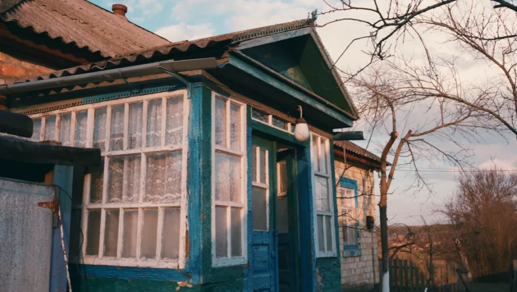 A Kyiv ethnologist revived an old hut in Cherkasy region with a 19th-century stove