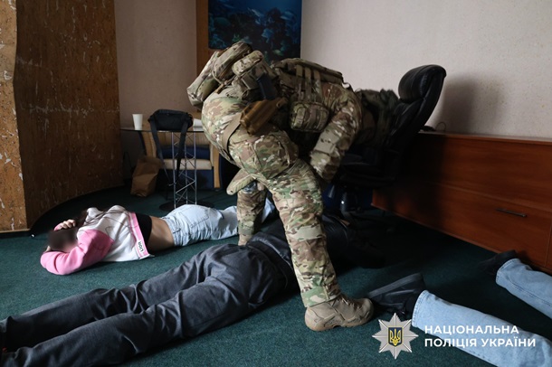 Еволюція шахрайства: у Дніпрі ліквідували синдикат, який виманював криптовалюту через сайти знайомств та дипфейки