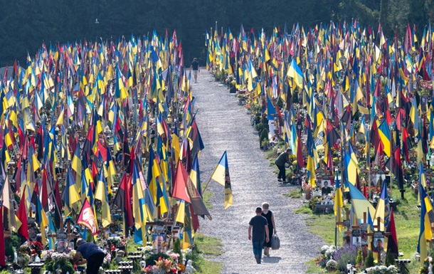 Зруйноване українське кладовище після російського обстрілу