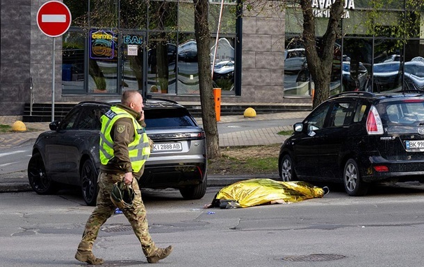 Поліція та швидка допомога на місці масової стрілянини біля супермаркету Велмарт у Голосіївському районі Києва