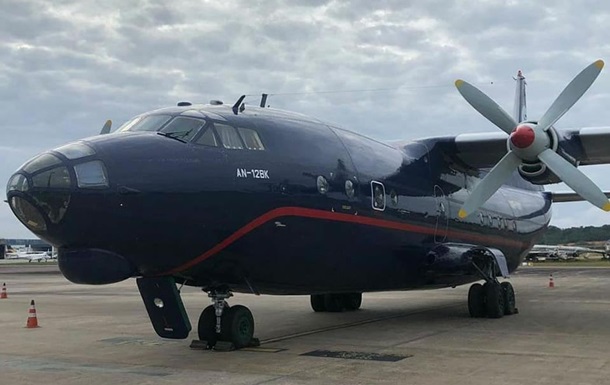 Український літак Ан-12 в аеропорту Пьярко після затримання