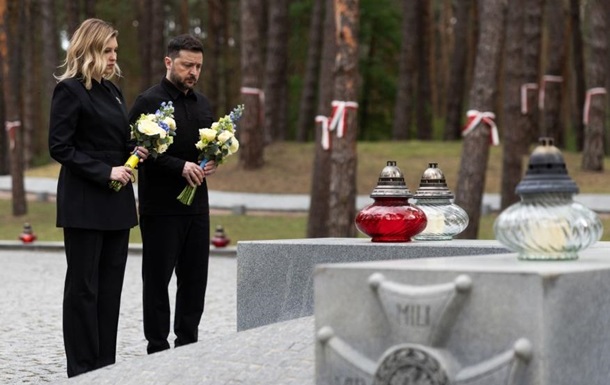 Президент України Володимир Зеленський та перша леді Олена Зеленська під час вшанування пам'яті жертв репресій