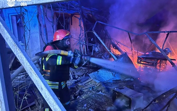 Наслідки атаки ворожих дронів на житлові будинки в Одесі та Дніпрі