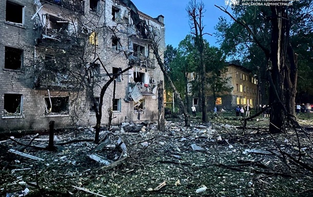 Наслідки нічного обстрілу Дніпра, пошкоджена багатоповерхівка