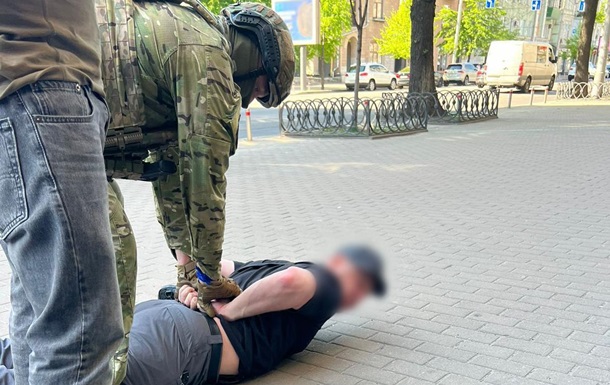 Співробітники Нацполіції під час вилучення наркотиків у Києві