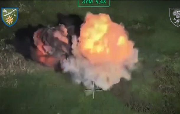 Українські військові оператори дронів готуються до удару по ворожій техніці