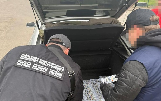 Співробітники ДБР проводять слідчі дії після затримання підозрюваного у корупційній схемі