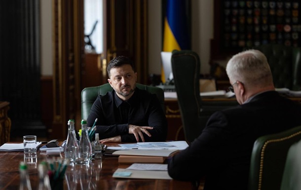 Володимир Зеленський під час наради з міністром закордонних справ Андрієм Сибігою