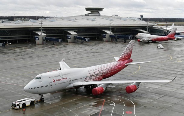 Російський пасажирський літак Airbus в аеропорту Внуково