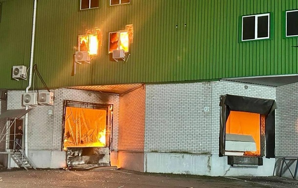 Наслідки нічного ракетного удару РФ по Дніпру: зруйновані будівлі та робота рятувальників