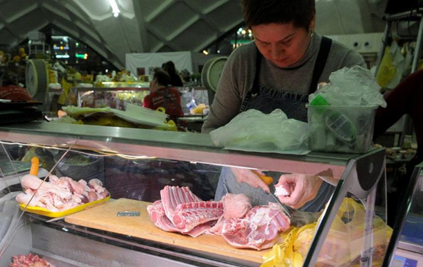 Полиці магазину в Росії з неякісними продуктами