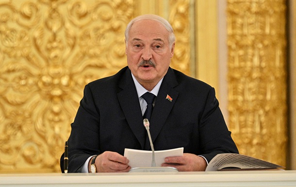 Олександр Лукашенко під час зустрічі з військовими у Білорусі
