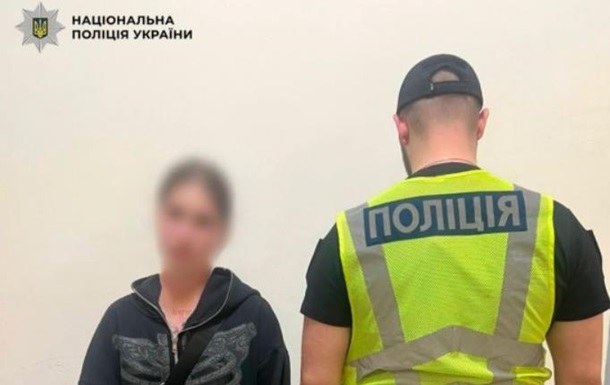 Поліція затримала дівчину в Києві за напад на військового