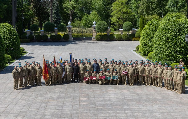 Президент України Володимир Зеленський нагороджує морських піхотинців під час офіційного візиту