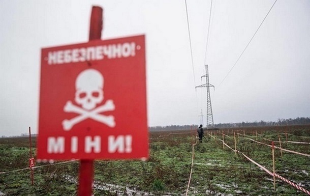 Поліцейські та рятувальники працюють на місці вибуху на Сумщині
