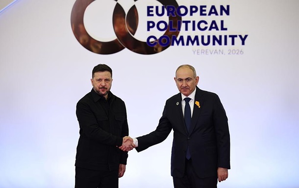 Нікол Пашинян та Володимир Путін на фоні прапорів Вірменії та РФ