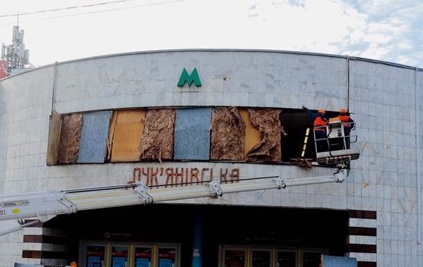 Пошкоджений вестибюль станції метро Лук’янівська після ракетного обстрілу Києва