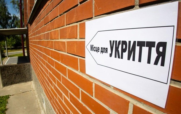 Рятувальні служби працюють на місці влучання після нічної атаки на Київ