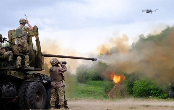 Українські артилеристи ведуть вогонь по позиціях російських окупантів на фронті