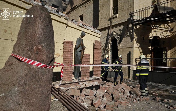 Пошкоджена внаслідок російського обстрілу історична будівля в центрі Києва