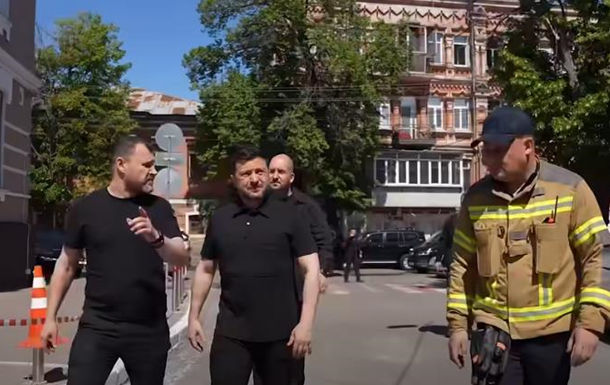 Президент Зеленський біля пошкодженого музею Чорнобиль після обстрілу