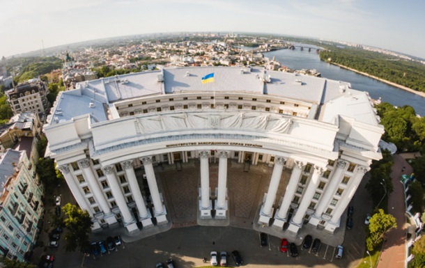 Пошкоджена будівля МЗС України після нічної ракетної атаки РФ