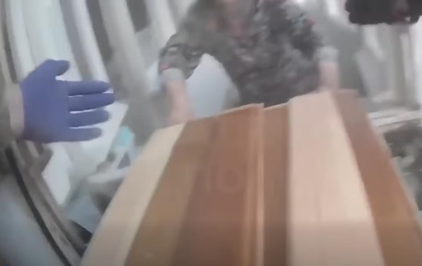 Патрульний поліцейський надає допомогу постраждалим під час нічної атаки на Київ