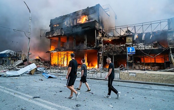 Наслідки ракетного удару РФ по Києву: рятувальники працюють на місці руйнувань