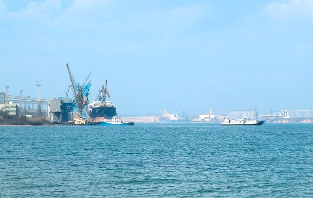 Спецслужби працюють на місці вибуху в порту Одеської області