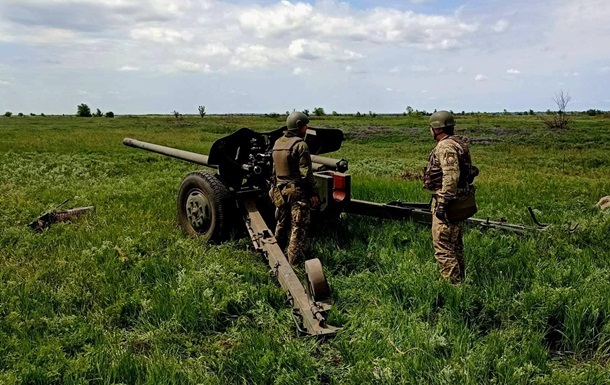 Українські військові на бойовій позиції відбивають атаку ворога