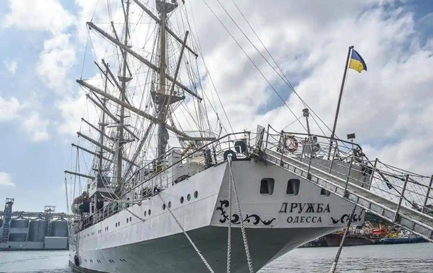 Навчальний парусний фрегат Дружба в Одеському порту після атаки російського морського дрона