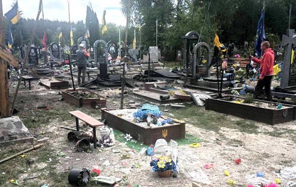 Зруйновані пам'ятники на Алеї Героїв у Сновську після обстрілу російськими безпілотниками