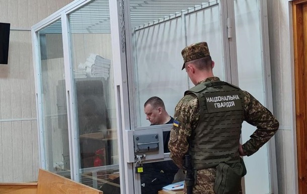 Судовий молоток на тлі державного прапора України