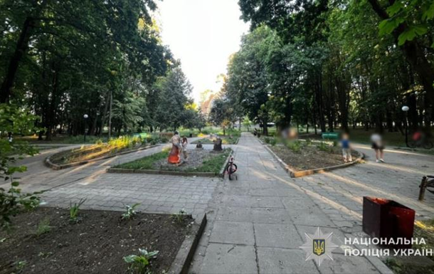 Поліцейська стрічка на місці дорожньо-транспортної пригоди за участю дитини у Стрию