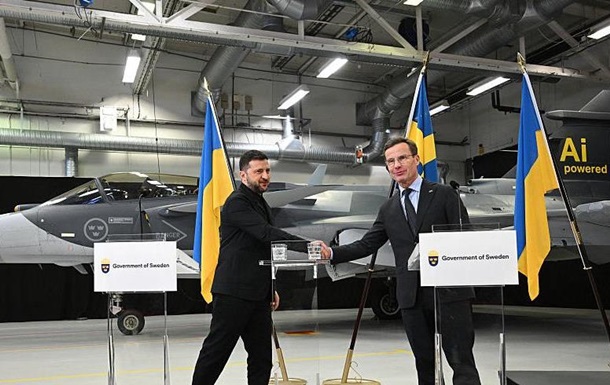 Шведський винищувач Jas 39 Gripen на злітно-посадковій смузі