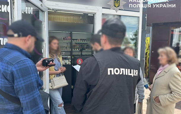 Обшуки поліції та вилучення великої партії контрафактних вейпів у Києві