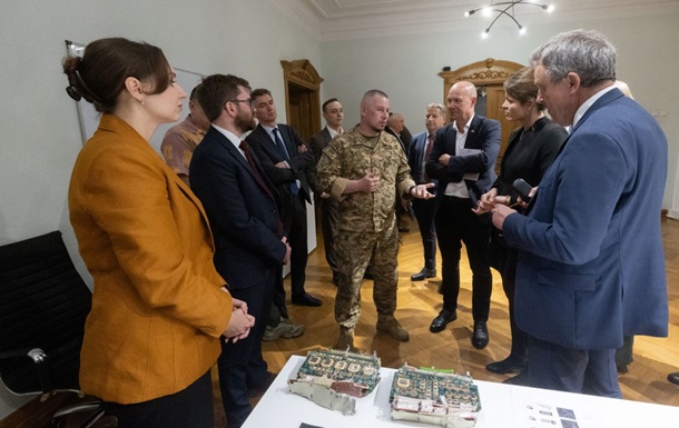 Іноземні мікросхеми та плати в уламках російських ракет у Києві