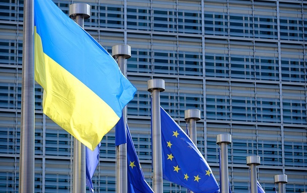 Будівля Європейської Комісії у Брюсселі, прапори ЄС та України