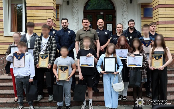 Нагородження підлітків у Житомирі кіберполіцією за протидію вербуванню ФСБ