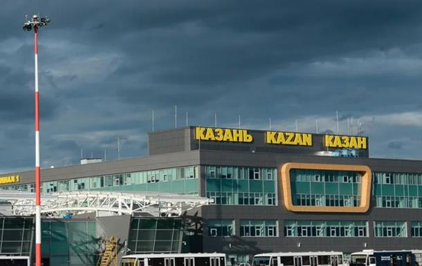 Літаки російських авіакомпаній стоять в аеропорту під час скасування рейсів через загрозу БПЛА