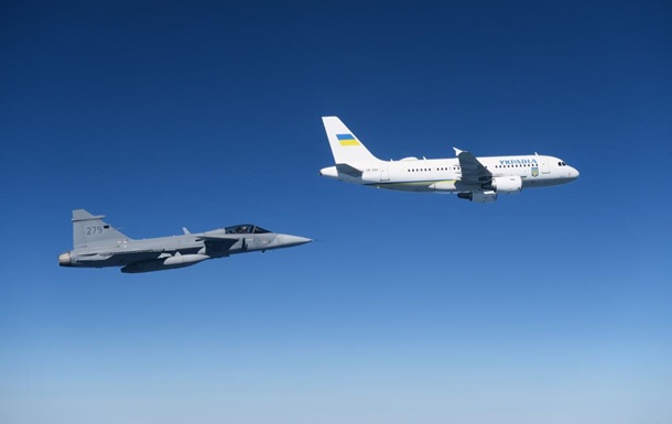 Багатоцільовий винищувач JAS 39 Gripen на злітній смузі