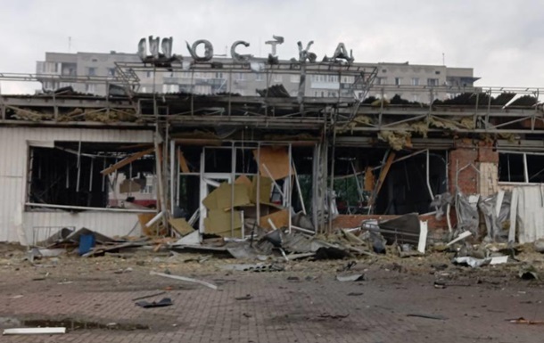 Наслідки атаки російських безпілотників на вокзал у місті Шостка
