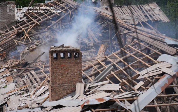 Наслідки ворожого обстрілу Запоріжжя, зруйнована промислова будівля та пошкоджені будинки