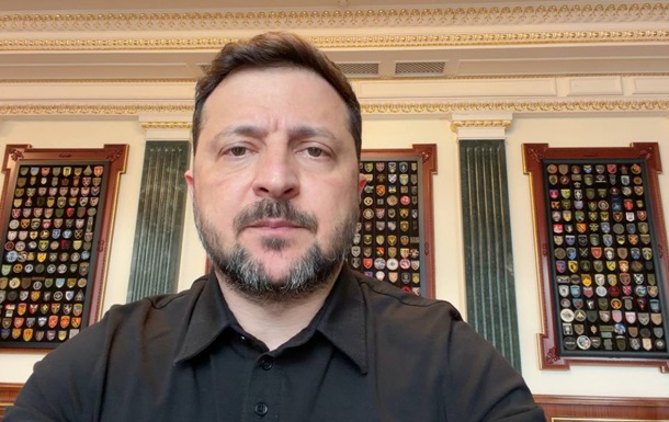Український військовий спостерігає за небом під час повітряної тривоги на тлі розгорнутої системи ППО
