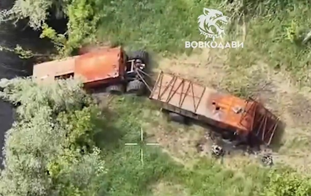 Знищена саморобна понтонна вантажівка РФ у Вовчанську