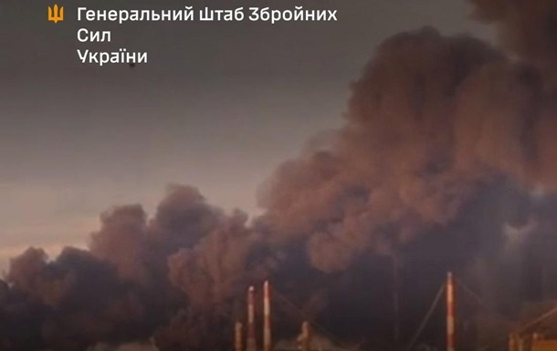 Палаючий Саратовський нафтопереробний завод після успішної атаки українських безпілотників