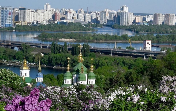 Панорама Києва з видом на Дніпро та монумент Батьківщина-Мати під час заходу сонця