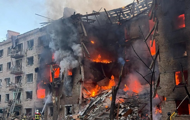 Зруйнована багатоповерхівка у Києві після обстрілу та процес її відновлення