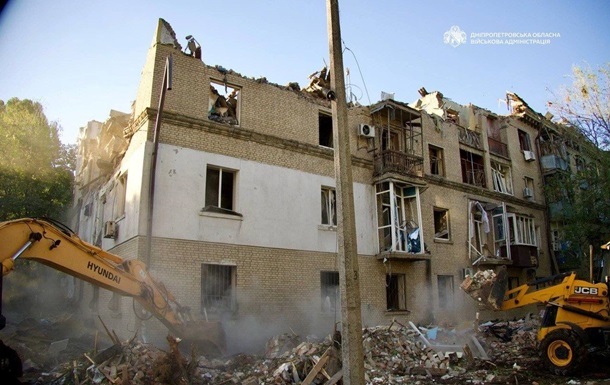 Наслідки російського ракетного удару по житловому будинку в Дніпрі, рятувальники розбирають завали