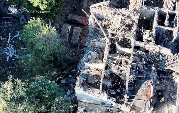 Рятувальники ДСНС України розбирають завали зруйнованого житлового будинку в Дніпрі після нічної атаки РФ